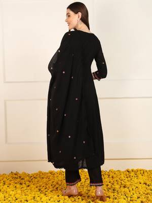 women black cotton embroidered anarkali kurta trouser with dupatta (jpskd1027blk) 4