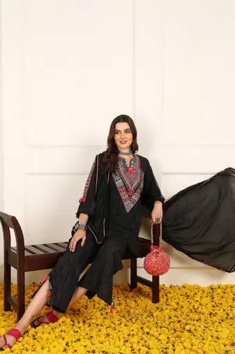 women black cotton embroidered straight kurta trouser with dupatta (jpskd1039blk)