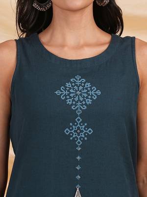 Block printed straight fit flex kurta with pocket details. 5