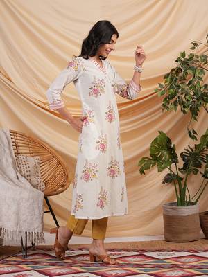 A-line floral printed cotton kurta with v neck and pocket detail. 4