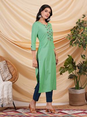Cotton flex kurta with hand embroidery and hand applique detailing. 4