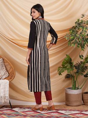 Straight cut hand block printed cotton kurta with hand embroidery. 2
