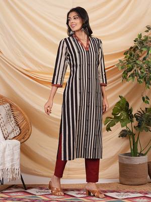 Straight cut hand block printed cotton kurta with hand embroidery. 4