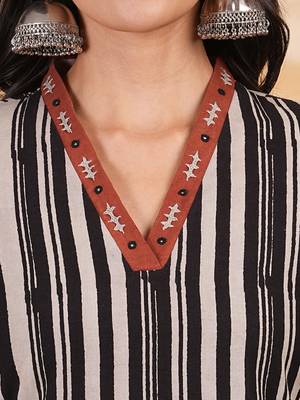 Straight cut hand block printed cotton kurta with hand embroidery. 5