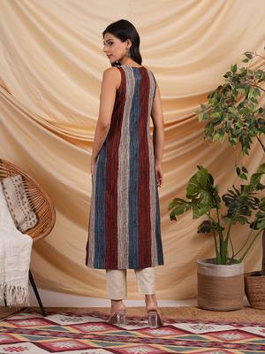 Hand block printed sleeveless kurta with pleat and handwork detailling. 2