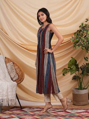 Hand block printed sleeveless kurta with pleat and handwork detailling. 4