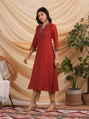 A line cotton kurta with hand applique and embroidery detailling. 3