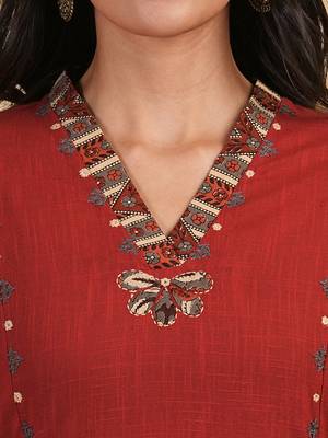 A line cotton kurta with hand applique and embroidery detailling. 5