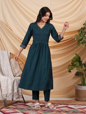 Pleated silk blend kurta with zari embroidery and sequin work. 4