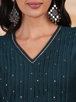 Pleated silk blend kurta with zari embroidery and sequin work. 5