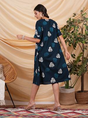 Printed cotton a line dress with box pleat and pocket. 2