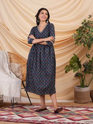 Flared dress with gathering details and side pocket. 1