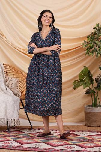 Flared dress with gathering details and side pocket.