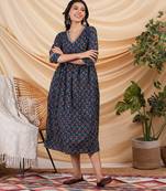 Flared dress with gathering details and side pocket.