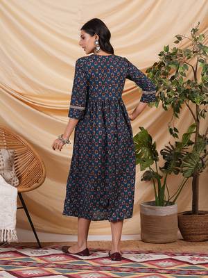Flared dress with gathering details and side pocket. 2