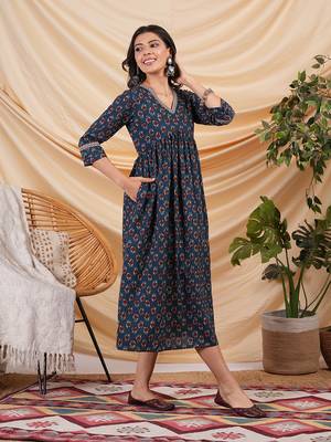 Flared dress with gathering details and side pocket. 3