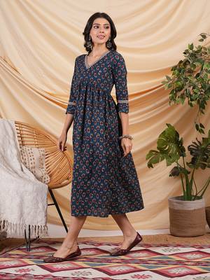 Flared dress with gathering details and side pocket. 4
