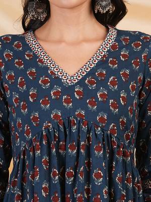 Flared dress with gathering details and side pocket. 5