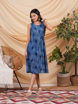 Pleated sleeveless dress in cotton dhabu print. 1