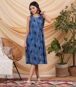 Pleated sleeveless dress in cotton dhabu print.