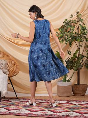 Pleated sleeveless dress in cotton dhabu print. 2