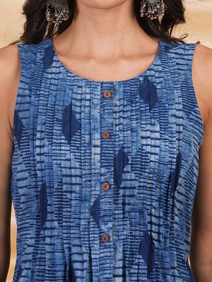 Pleated sleeveless dress in cotton dhabu print. 5