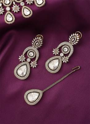 Intricate Necklace Set With Earrings And Maang Tikka 3