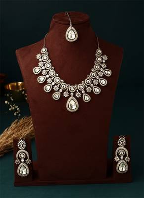 Intricate Necklace Set With Earrings And Maang Tikka 4