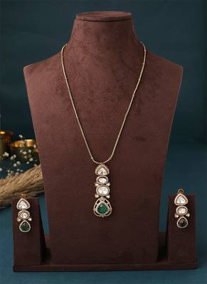 Emerald Elegance: Green American Diamond Necklace Set 5