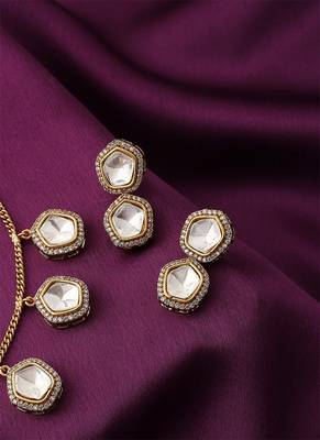 Elegant Necklace Set With Small Studs 2