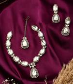 White Necklace Set With Earrings And Maang Tikka