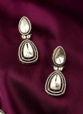 White Necklace Set With Earrings And Maang Tikka 2