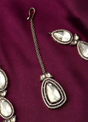 White Necklace Set With Earrings And Maang Tikka 3