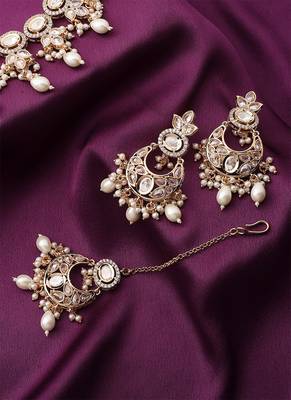 Floral Necklace Set With Earrings And Maang Tikka 2