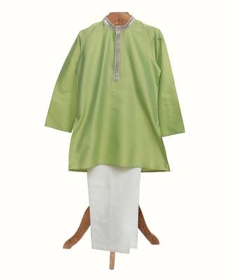 Green embroidered chanderi silk kurta pyjama set 1