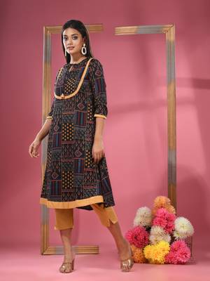 Black crepe printed kurta 3