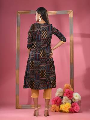 Black crepe printed kurta 4