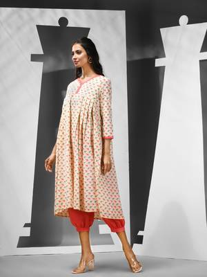 Off white cotton kurta with printed motifs 3