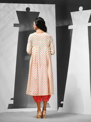 Off white cotton kurta with printed motifs 4
