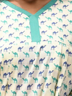 Off white cotton kurta with printed motifs 5