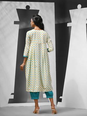 Off white cotton kurta with printed motifs 4
