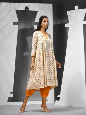 Off white cotton kurta with printed motifs 3