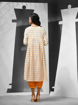 Off white cotton kurta with printed motifs 4