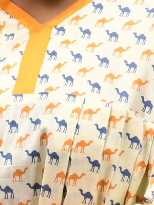 Off white cotton kurta with printed motifs 5