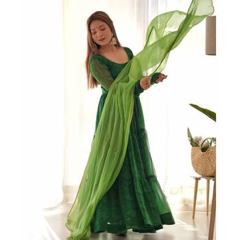 Green bandhani tiered anarkali kurta with dupatta 3