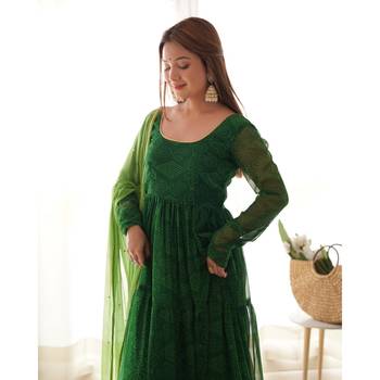 Green bandhani tiered anarkali kurta with dupatta 4
