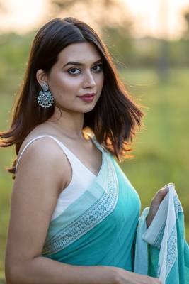 Handloom Turquoise Blue Saree With White Border And Tassels - Without Blouse 4