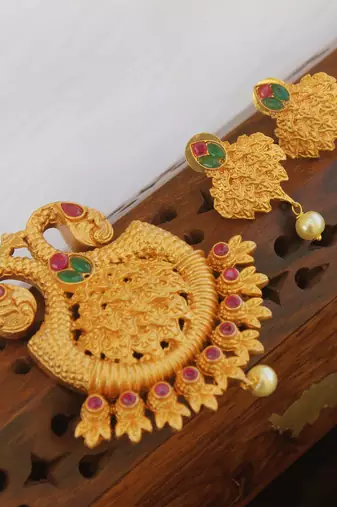 Designer matte finish peacock pendant pet