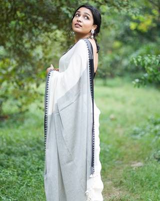 White Handloom Organic Cotton Saree With Black Border And Tassels - Without Blouse 2