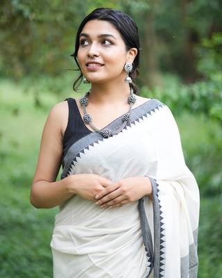 White Handloom Organic Cotton Saree With Black Border And Tassels - Without Blouse 3